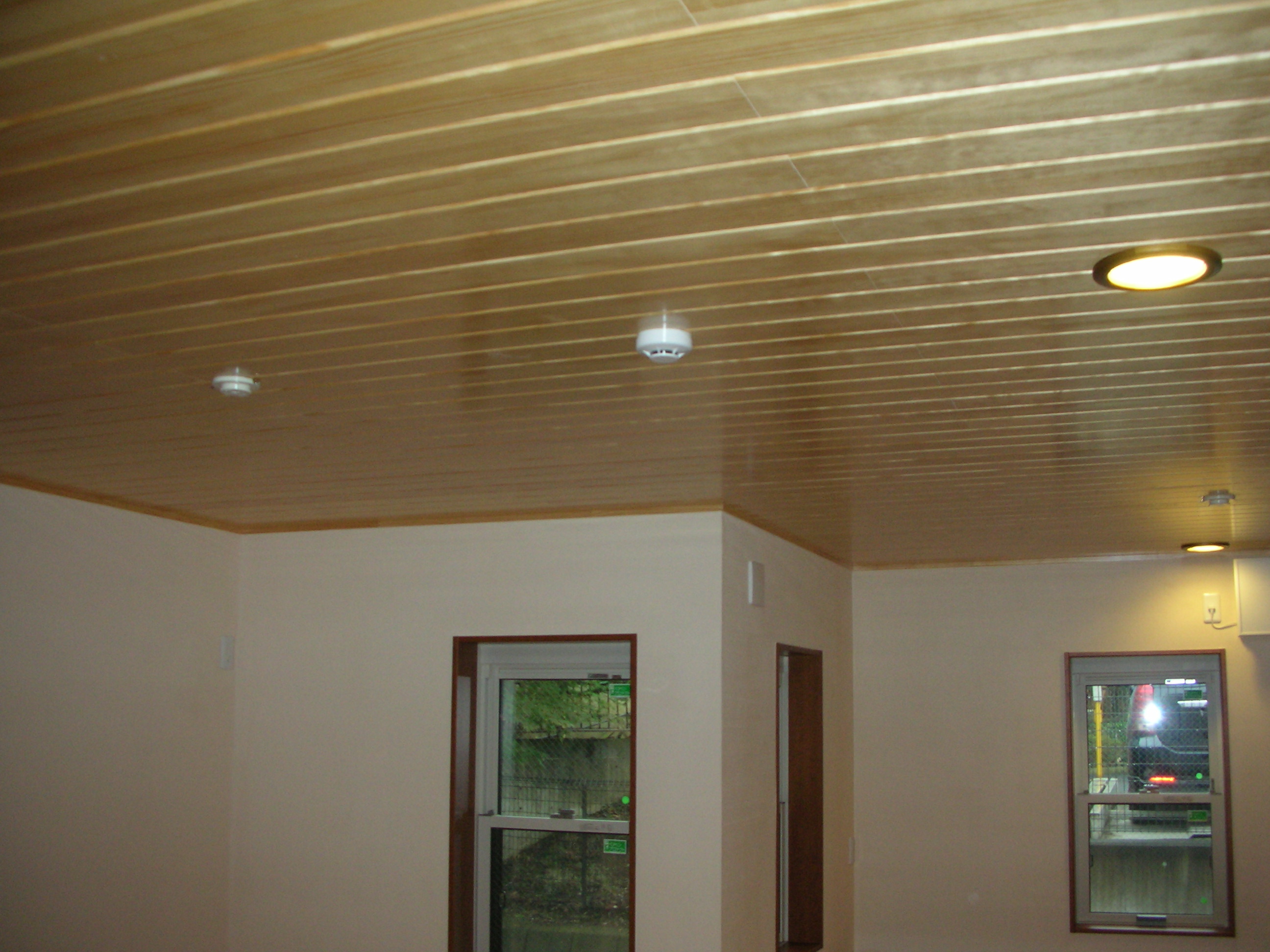 木材を敷き詰めた天井