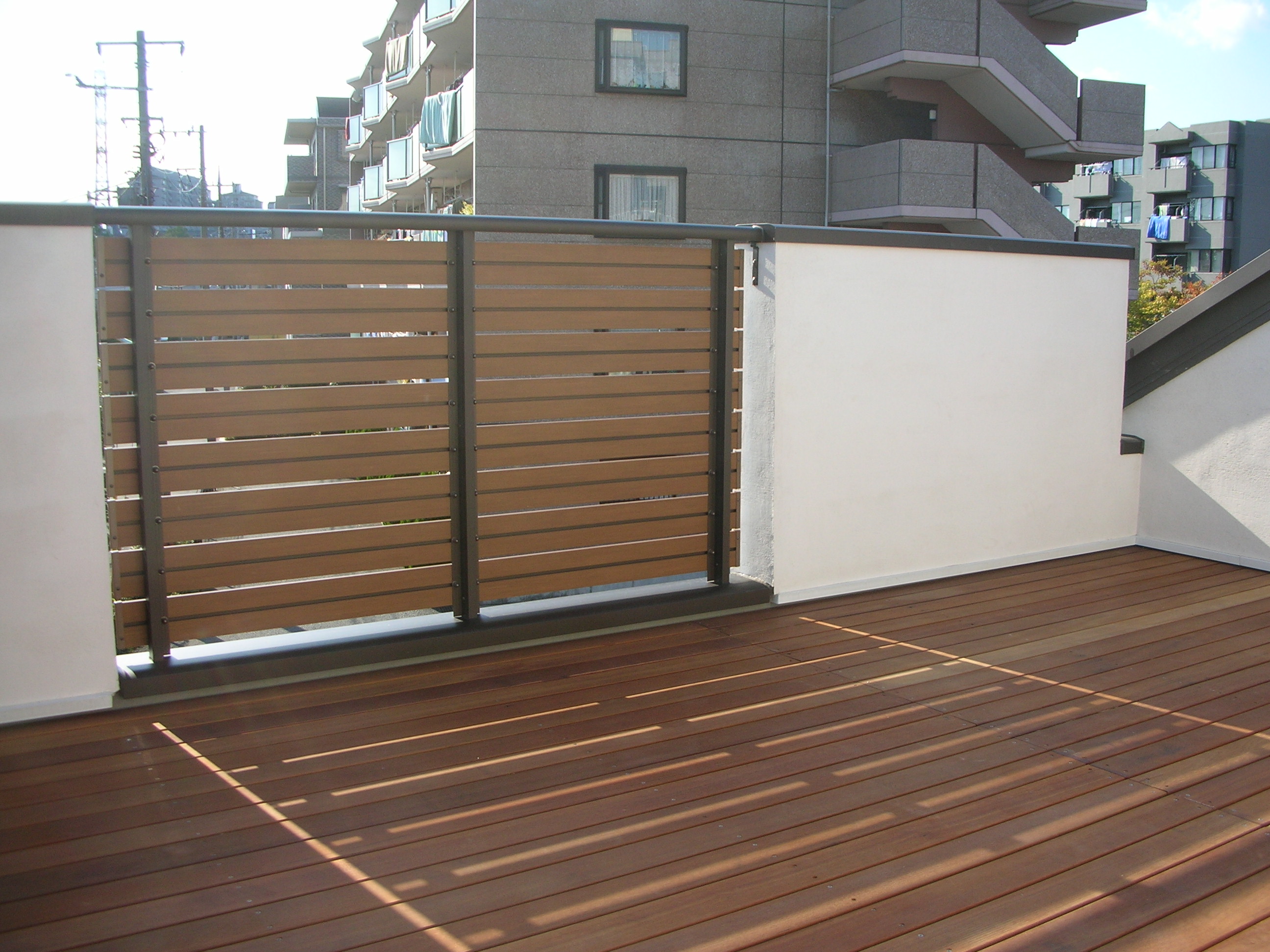 ウッドデッキの開放的なテラス