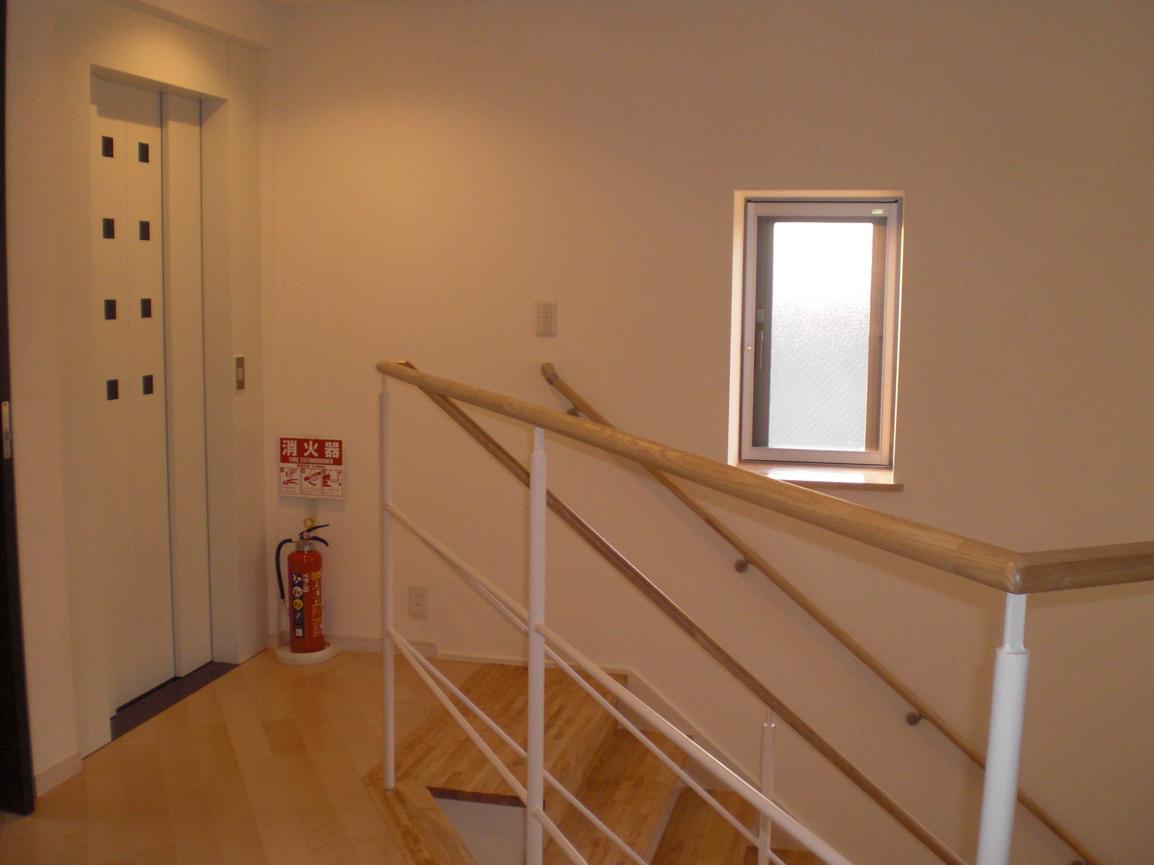 光がたくさん差し込む階段