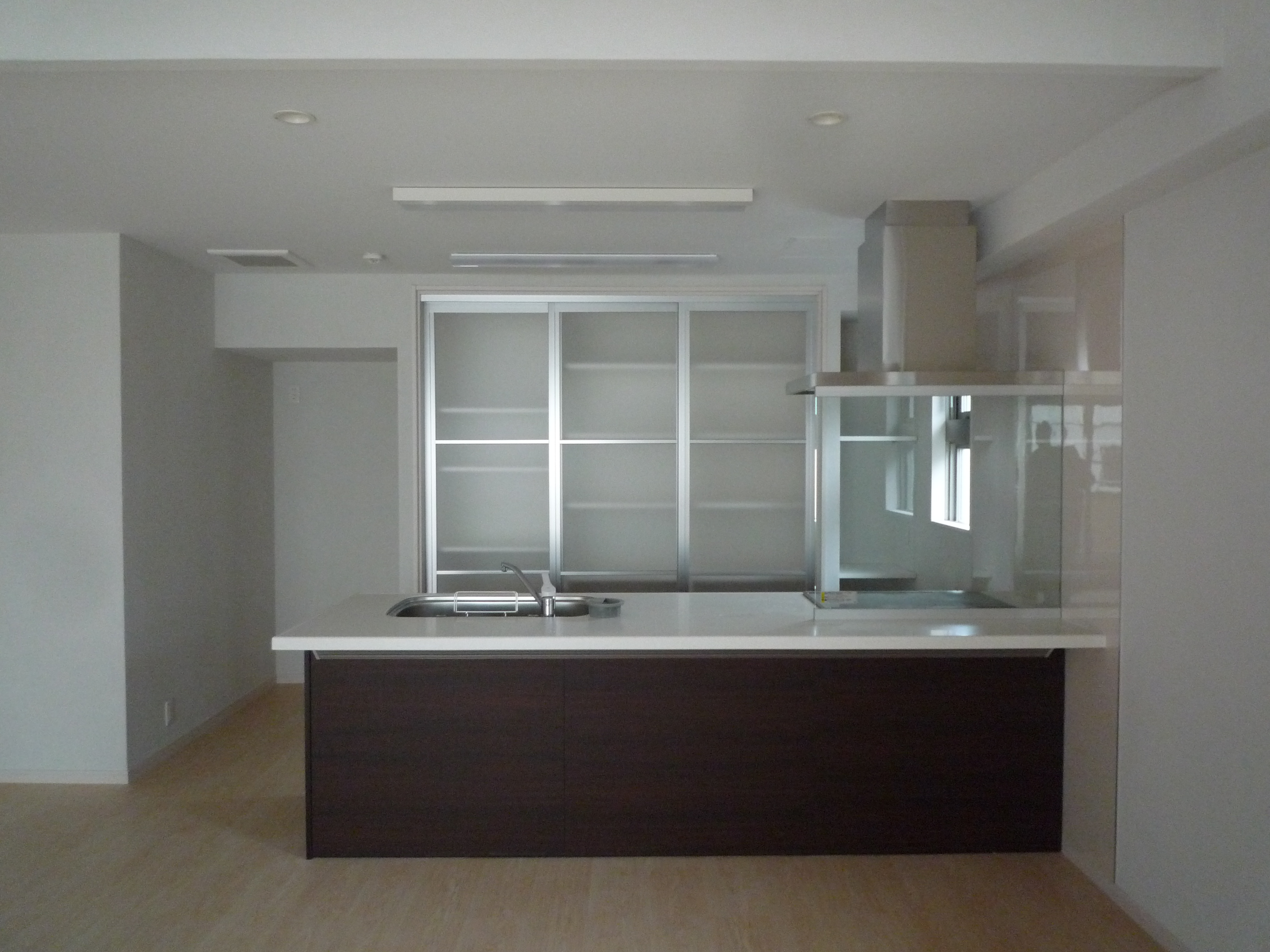 リビングを見渡すキッチン