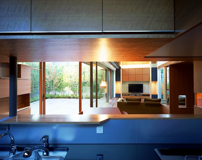 キッチンよりテラスを望む