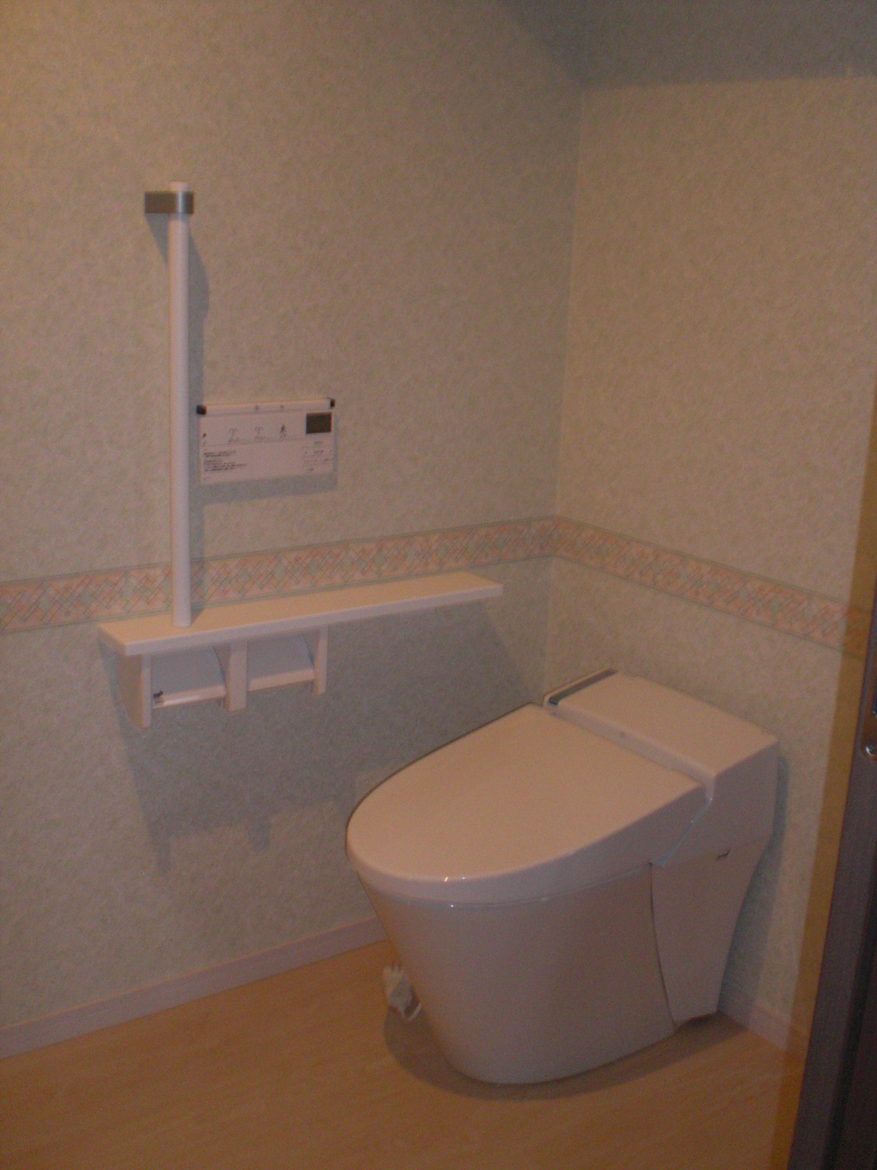 帯状に伸びる柄が可愛らしいトイレ