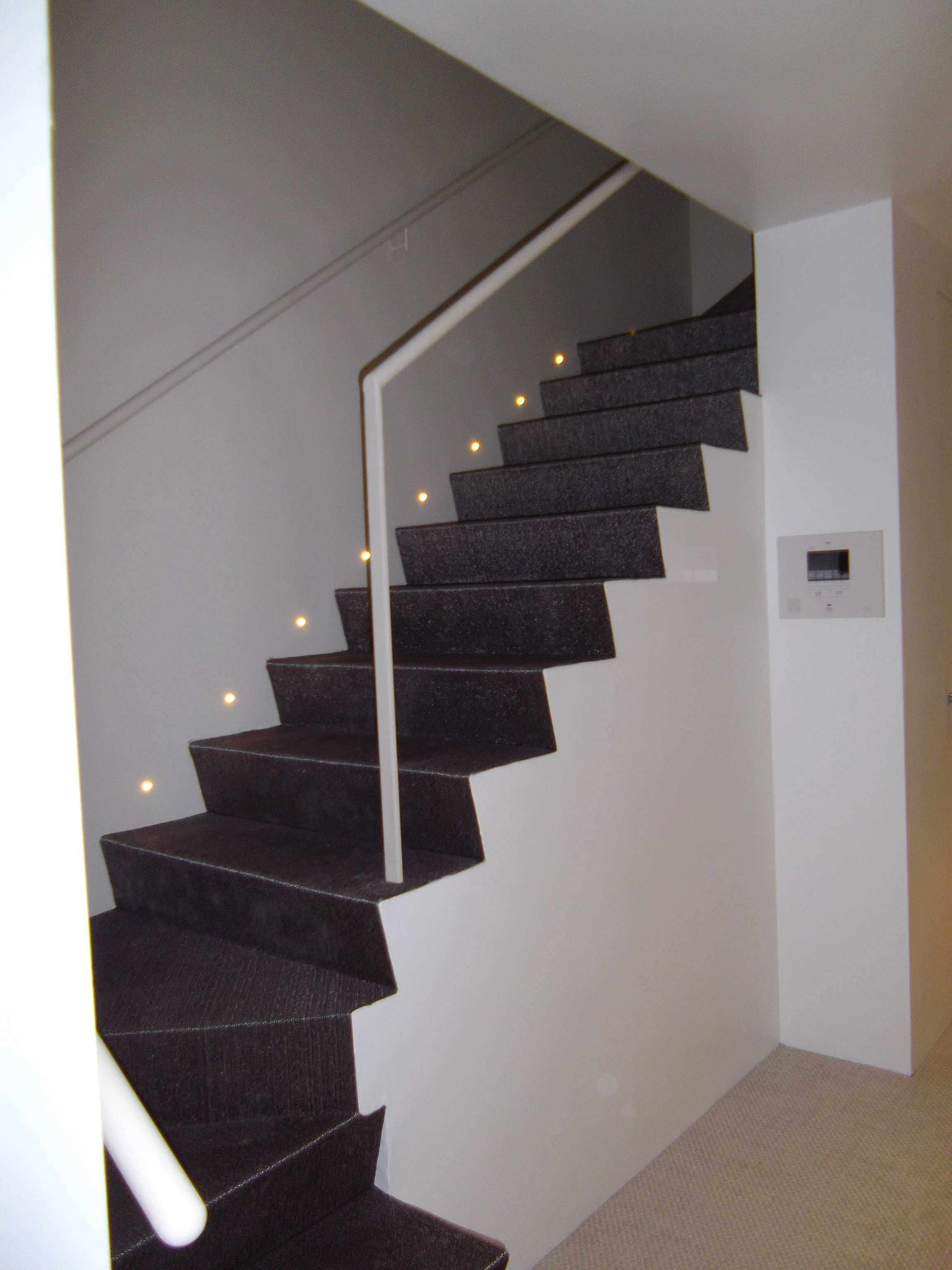 緩いカーブが迎える階段