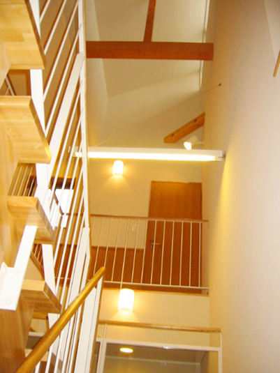 ハイサイドライトから光がそそぐ階段ホール