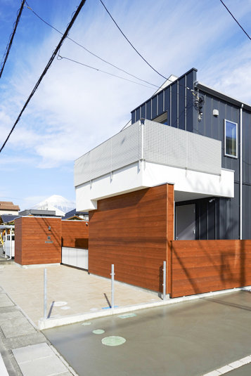 晴れた日には富士山を見ながらデッキでくつろぐ
