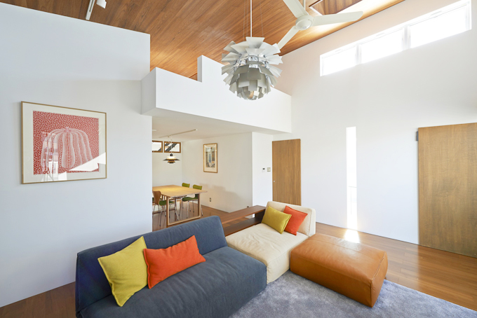 勾配天井のハイサイドから光が差し込むリビング