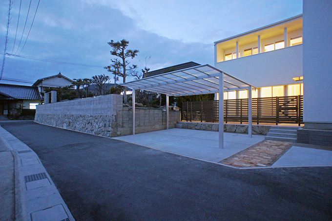 部屋の灯りが直線状に漏れる夜景外観