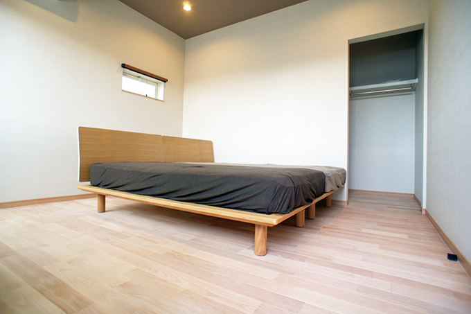 落ち着いた色合いの2階寝室