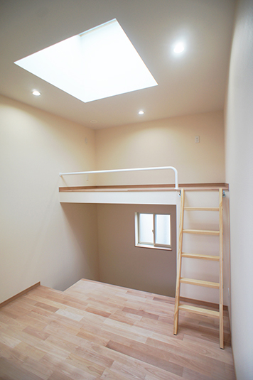 大きいトップライトが中心にある子供部屋