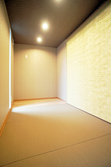 ブラインドを降ろしたこあがりのインテリア