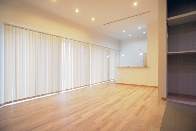 ブラインドが並ぶすっきりしたリビング