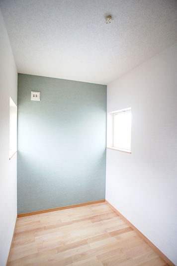 優しい色味の書斎の壁