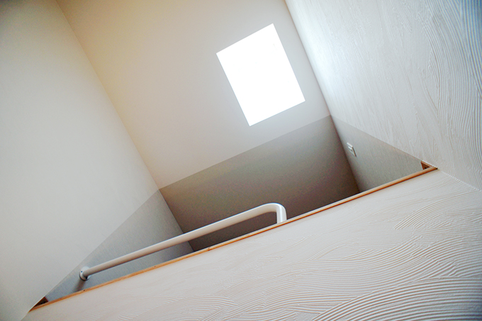 トップライトの光が注ぐ明るい階段室