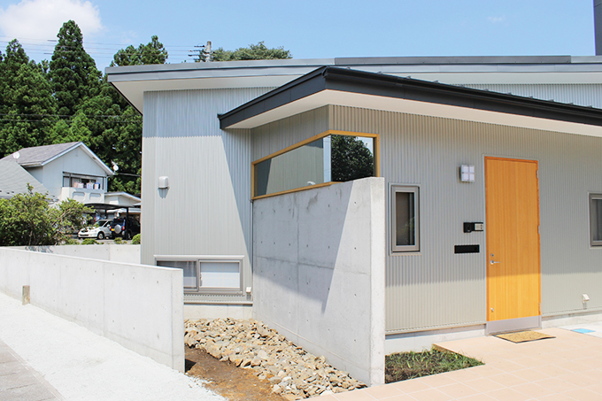 前面道路に対してプライバシーと環境に配慮した外観