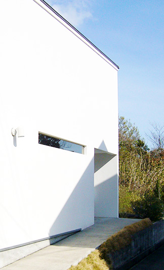 スロープのアプローチ　シンプルな外観