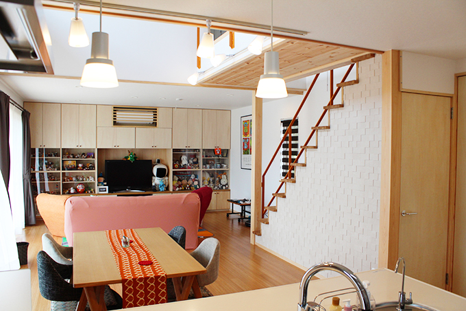 キッチンから見渡せるリビング・ダイニング