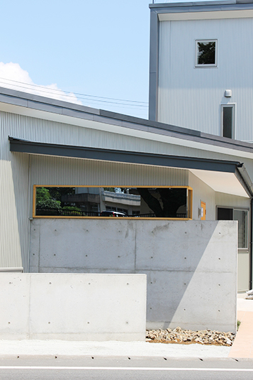 素材の重なった外観