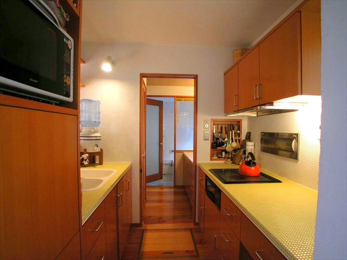 タイル貼りのキッチン