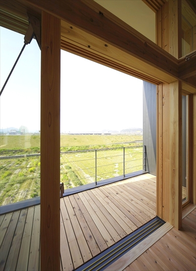 室内から望む河川敷の風景