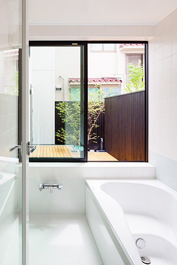 紅葉を楽しむ浴室