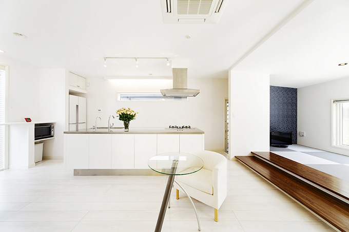 白のアイランドキッチン