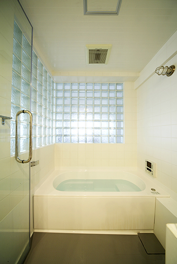 浴室をさわやかに明るく保つ、ガラスブロックの壁面。
