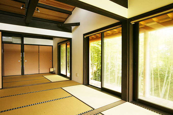 和室から竹林をのぞむ