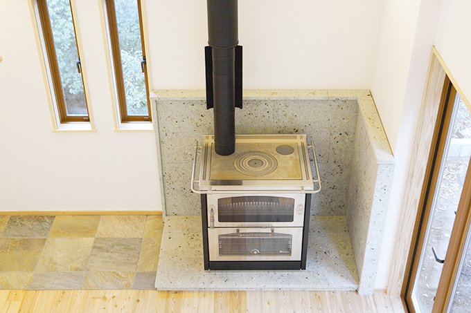 リビング脇に設置された暖炉