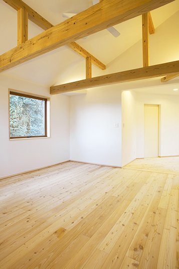 木がふんだんに使われた洋室