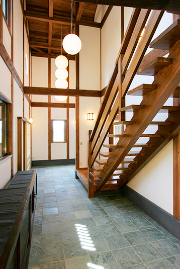 三和土から続くオープン階段