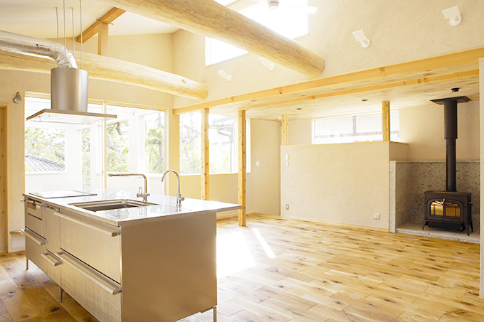 吹き抜けで明るいダイニングスペース