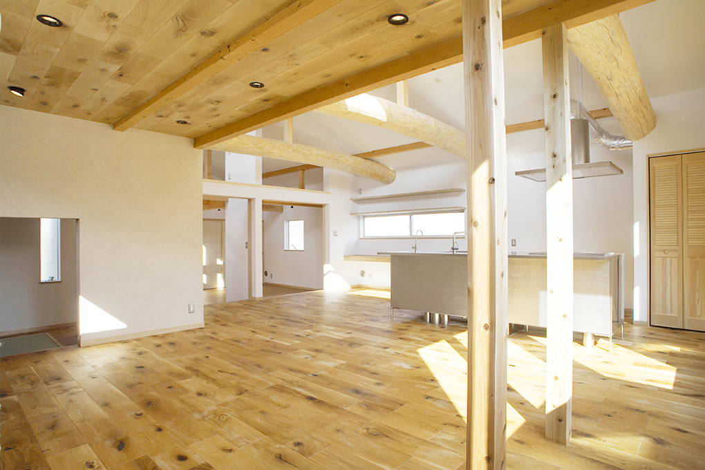 ナチュラルな木がふんだんに使われたリビング