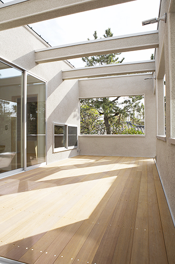 裸足が心地よいウッドテラス