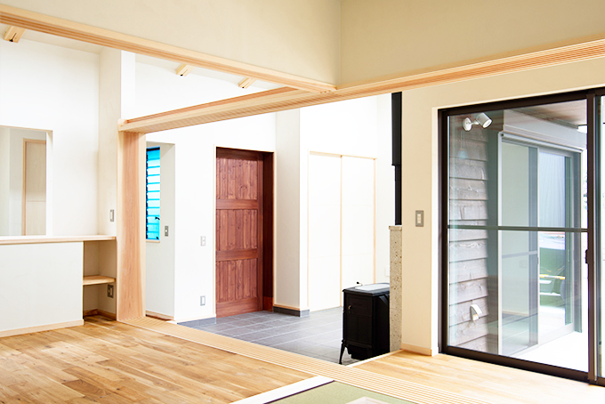 リビングから玄関を見る