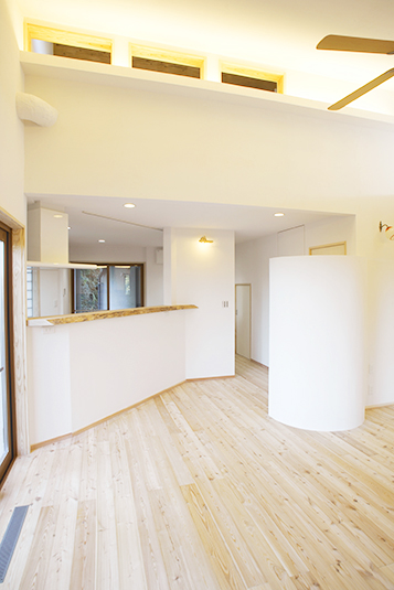 リビングからキッチンスペースを見る