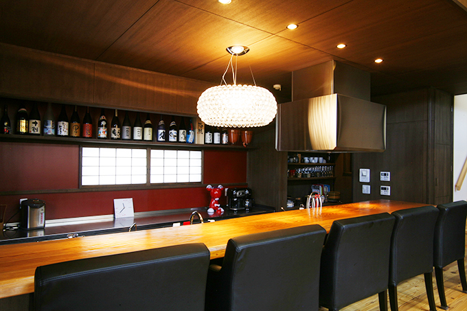 夜の語らいを愉しむバーカウンター