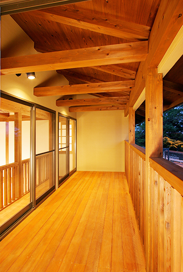 ２階の木のテラス