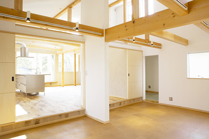 キッチンは一段高いスペースに