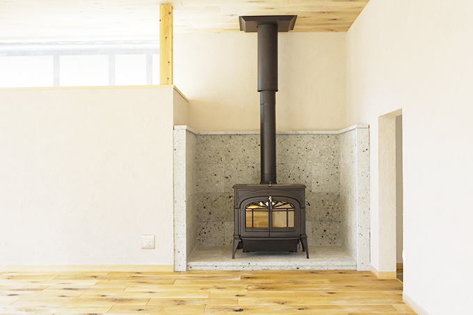 リビング脇の暖炉