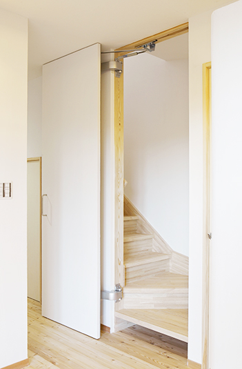 ドア奥の階段