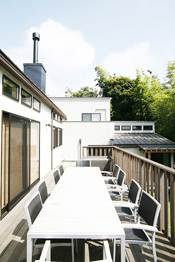 大きなテーブルを置いても広々テラス