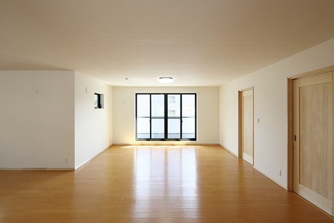 窓からの光が部屋全体に広がる室内