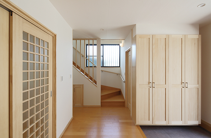 優しい色合いの建具が並ぶ室内