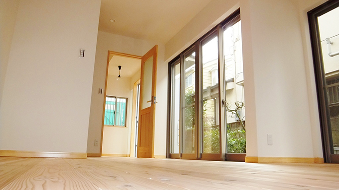 開口部をふんだんに設けた明るい室内