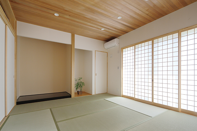 網目の小さい障子から注ぐ光が明るい和室