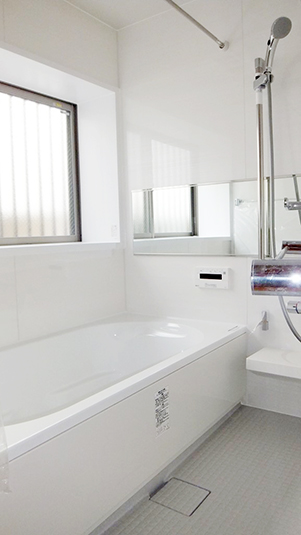 白を基調とした洗練された浴室