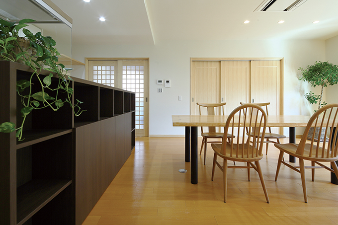 キッチンとの境界になる飾り棚