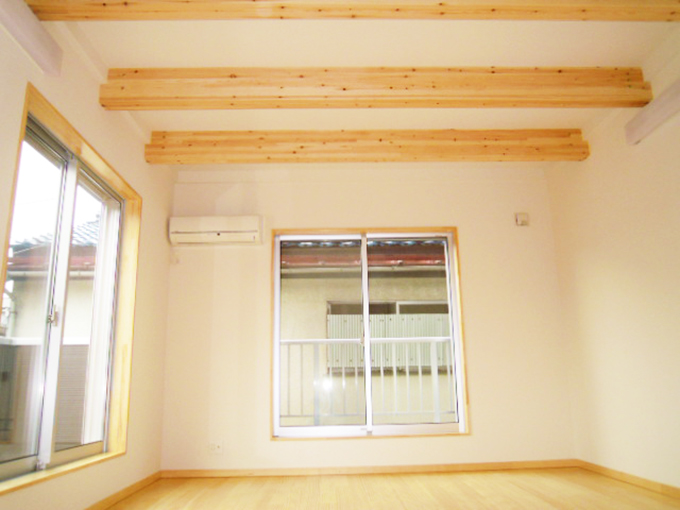 無垢材の梁が並ぶ洋室