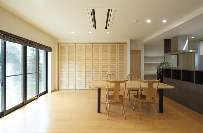 天井高のある開放的なリビング