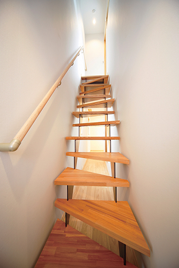 三角の踏み板が交互に並ぶ階段